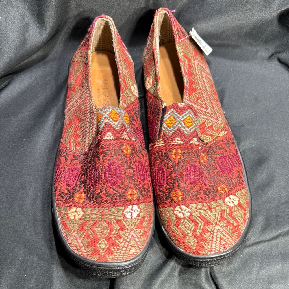MAKARIO ARTESANOS Red and Pink Ethnic Pattern Flats shoes  size 11